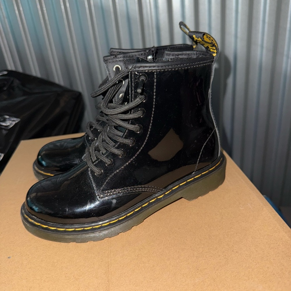 Dr. Martens sz 2 Black Patent Leather